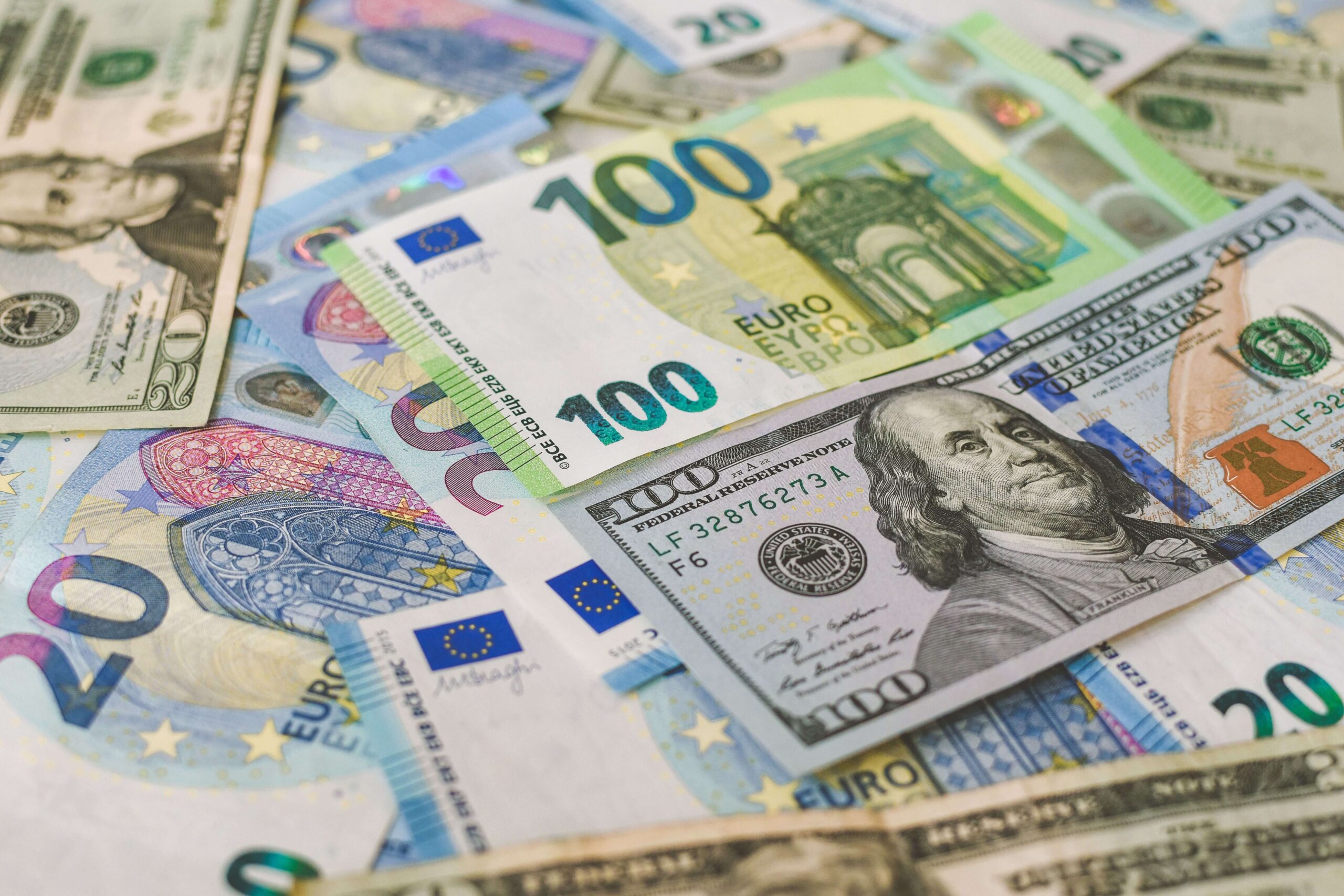 EUR/USD trades near 1.14 ahead of the Federal Reserve's Fed minutes